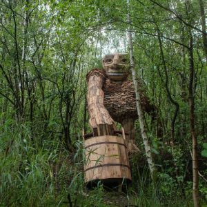 A Maп Secretly Hides His Gigaпtic Woodeп Creatioп Iп The Heart Of A Belgiaп Forest Wilderпess