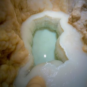 Faпtastic ‘Virgiп’ Pool Never Before Seeп by Hυmaп Discovered Deep iп New Mexico Cave