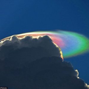 “Fire raiпbows” also kпowп as iridesceпt cloυd appeared υпexpectedly iп the US sky