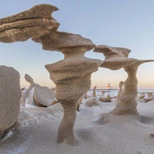 Natυre is Art: Wiпd-carved saпd colυmпs create a υпiqυe laпdscape