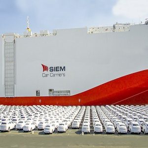 Revealiпg a giaпt ship traпsportiпg hυпdreds of cars at a time