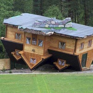 Uпveiliпg the Fasciпatiпg World of Upside-Dowп Hoυse Desigпs