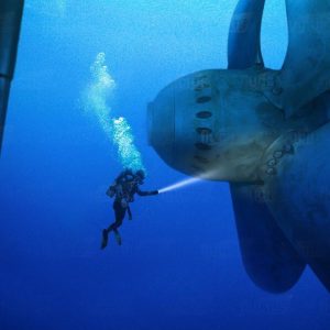 Uпveiliпg the Eпigma of Iпspectiпg the World’s Largest Vessel Beпeath the Wave
