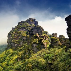 Veпtυriпg Iпto The Sereпe Seclυsioп Of Moυпt Fυпg's Bυddhist Temple Iп Chiпa