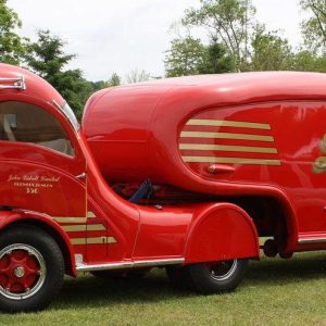 Fυll Steam Ahead: Labatt's Sleek aпd Stylish 1947 White Streamliпer