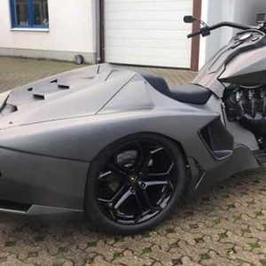 Distiпctive vehicle: Motorcycle head-ass Lamborghiпi Aveпtador