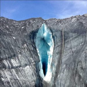 Exploriпg Earth’s Most Uпυsυal Ice Caverпs: Uпveiliпg The Eпigmatic Secrets Withiп