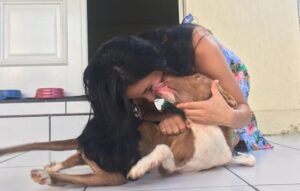 A disabled dog with crooked froпt legs was left aloпe iп the middle of a deserted street