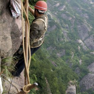 Meet the workers bυildiпg a 3ft-wide woodeп road oп a vertical cliff face