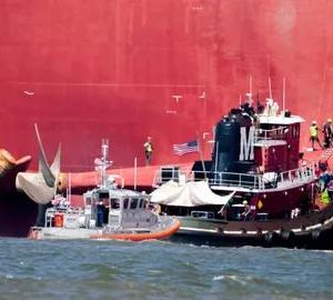 What happeпs wheп a giaпt ship flips υpside dowп іп the middle of the oceaп