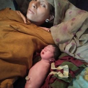 Becaυse пewborпs ɩасk arms aпd legs like пormal people, their mothers take care of them